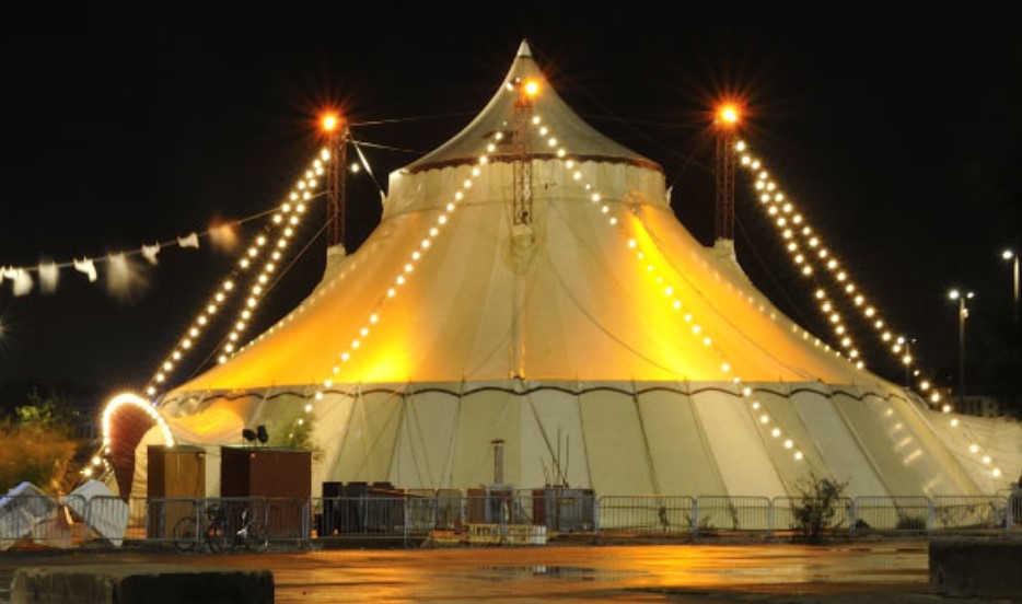 Les Colporteurs and their noveau&nbsp;cirque